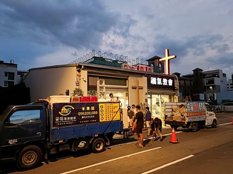 傍晚在客戶門口裝車